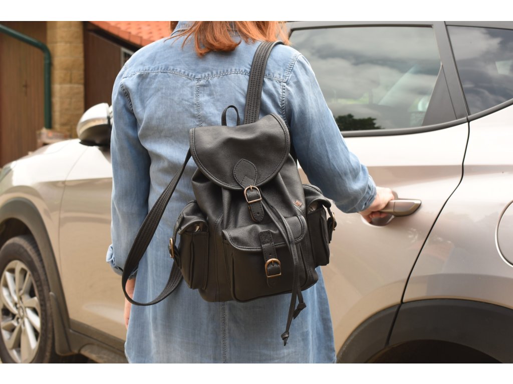 Kožený batoh s praktickými kapsami